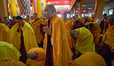 Les moines se prosternent devant le trône au moment où le dalaï-lama s’y installe.