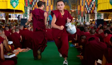 A l’heure du thé, des jeunes moines courent parmi la foule des fidèles, bouilloire à la main. Chaque pèlerin vient avec sa propre tasse (45 000sont distribuées chaque jour).