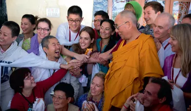 Le 14e dalaï-lama reçoit des pèlerins étrangers, dont de nombreux Asiatiques.