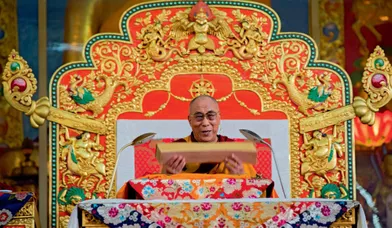 Pour la première et sans doute la dernière fois, le dalaï-­lama, 77ans, a donné début décembre une série d’enseignements exceptionnels sur le Lamrim, un ancien texte bouddhique. Trente mille pèlerins, dont 17 000 moines, ont assisté à cet événement, tenu à Mundgod, une ­enclave indienne de 16 kilo­mètres carrés offerte au début des ­années 60 par New Delhi aux réfugiés tibétains qui fuyaient l’oppression chinoise. C’est là que les plus grands monastères himalayens détruits par les gardes rouges ont été ­reconstruits. Pendant treize jours, une foule immense – dont plusieurs milliers d’Occidentaux – a communié avec les ­valeurs d’harmonie et de contrôle de soi prônées par le vieux sage. Sans jamais cesser de penser aux martyrs de Lhassa. Assis sur son trône, le dalaï-lama montre le Lamrim Chenmo. C’est l’unique ouvrage qu’il avait emporté lors de l’exil de 1959.