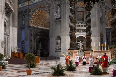 Une personne par banc seulement : les religieux et religieuses ont respecté les consignes de distanciation, dimanche au Vatican.