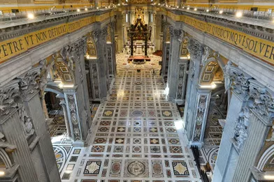Vue de l'intérieur de la basilique Saint-Pierre, dimanche, au Vatican.