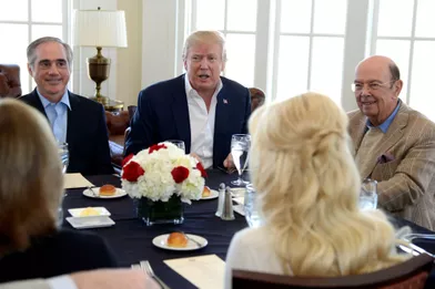Donald Trump entouré deDavid Shulkin, secrétaire aux Anciens combattants etWilbur Ross, le secrétaire au Commerce, le 11 mars 2017.