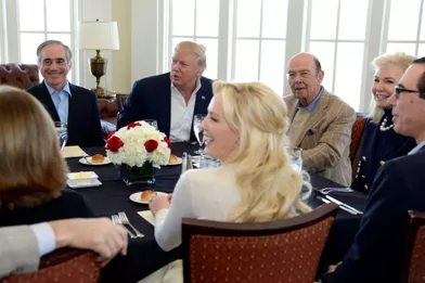 Donald Trump entouré deDavid Shulkin (secrétaire aux Anciens combattants),Wilbur Ross (secrétaire au Commerce) et Steven Mnuchin (secrétaire du Trésor), le 11 mars 2017.