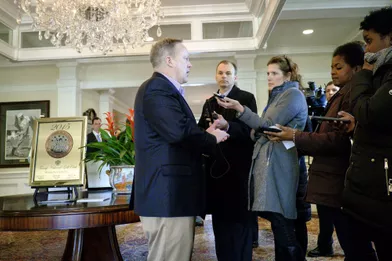 Sean Spicer, le porte-parole de la Maison Blanche, parle à des journalistes, le 11 mars 2017.