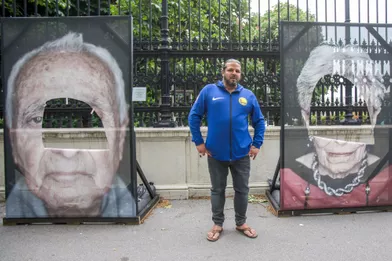 Luigi Toscano devant ses photos vandalisées à Vienne le 27 mai 2019.