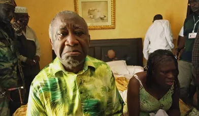 Son arrestation état inexorable. Lâché par la communauté internationale après son refus d'admettre sa défaite électorale, Laurent Gbagbo ne pouvait résister longtemps, même avec le soutien de ses partisans. Le 11 avril, il est arrêté en compagnie de son épouse Simone.
