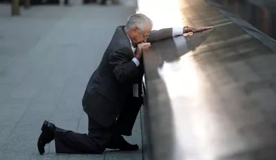 L'Amérique se souvient de ses morts et des victimes innocentes des attentats du 11-Septembre. Le mémorial du World Trade Center est inauguré à New York.