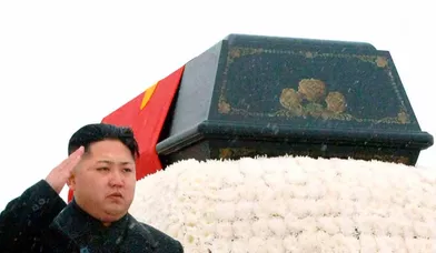 Le dictateur nord-coréen Kim Jong-il décède d'une crise cardiaque lors d'un déplacement en train dans son pays. Et le pays le plus fermé au monde de plonger dans une désespérante tristesse, alors que l'un de ses fils, Kim Jong-un, est nommé comme son successeur.