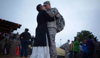 Un soldat de la 3e Brigade, 1ere division de Cavalerie, embrasse un membre de sa famille lors de la cérémonie du retour à la maison, à Fort Hood, Texas. La 3e Brigade était la dernière unité de l'armée américaine en Irak.