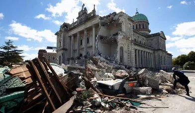 La ville de Christchurch, en Nouvelle Zélande, est ravagée par un tremblement de terre. Près de 180 personnes trouveront la mort, alors que le centre-ville est totalement dévasté.