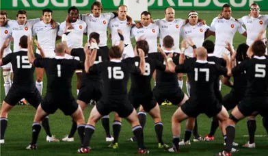 Malgré une farouche résistance française, la Nouvelle-Zélande remporte la Coupe du monde de rugby, face à la France, à domicile, sur le score de 8-7. Mais l'image qui restera est celle du haka défié par les Bleus avant le coup d'envoi de la finale.