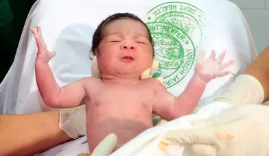 Ce petit bout de chou s'appelle Danica May Camacho. Né à 23h58 dimanche soir, ce bébé est officiellement le sept-milliardième habitant de la planète.