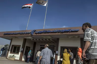 Disparition du vol d’EgyptAir: la douleur des proches 
