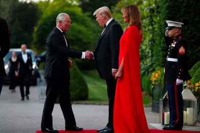 Donald et Melania Trump accueillent le prince Charles à Winfield House mardi soir.