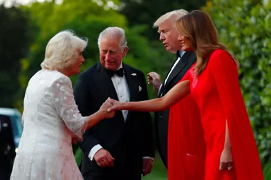 Donald et Melania Trump accueillent le prince Charles et la duchesse de Cornouailles, Camilla, à Winfield House mardi soir.