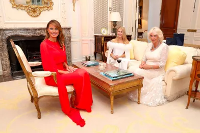 Melania Trump, Suzanne Ircha et Camilla, mardi soir à Winfield House. Suzanne Ircha est l'épouse de l'ambassadeur des Etats-Unis au Royaume-Uni, Woody Johnson, propriétaire des New York Jets nommé par Donald Trump en 2017.
