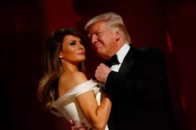 Première danse en tant que président américain, avec sa First lady Melania Trump. Cette dernière a eu du mal trouver sa place, notamment avec les révélations sur les infidélités de son mari.A voir :Melania Trump, une First Lady en mission 