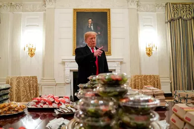 Privé d'une partie du personnel de la Maison-Blanche, Donald Trump reçoit ses invités avec... des burgers et des pizzas, le 14 janvier 2019.A voir :&quot;Shutdown&quot; oblige, Donald Trump paie le fast-food à la Maison-Blanche 
