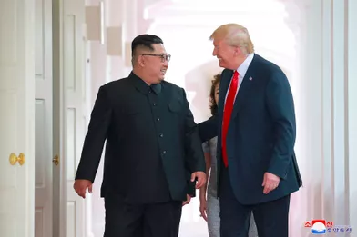 Première rencontre avec Kim Jong-un, le 12 juin 2018 à Singapour. Cette rencontre historique n'a débouché sur aucun engagement.A lire :Donald Trump à propos de Kim Jong-un : &quot;Nous sommes tombés amoureux&quot; 