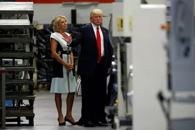 Betsy DeVos et Donald Trump au Waukesha County Technical College de Pewaukee, dans le Wisconsin, le 13 juin 2017.