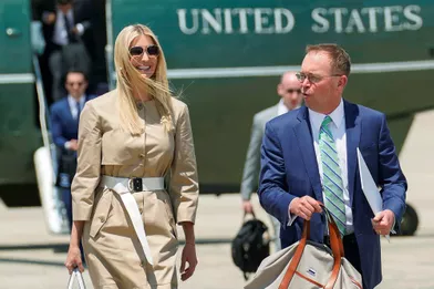 Ivanka Trump et Mick Mulvaney avant d'embarquer à bord d'Air Force One, le 26 juin 2019.