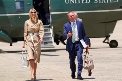 Ivanka Trump et Mick Mulvaney avant d'embarquer à bord d'Air Force One, le 26 juin 2019.