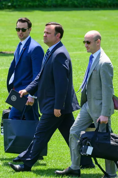 Nicholas Luna, Dan Scavino et Stephen Millerquittant la Maison-Blanche, le 26 juin 2019.