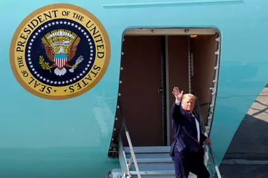 Donald Trump embarquant à bord d'Air Force One, le 26 juin 2019.
