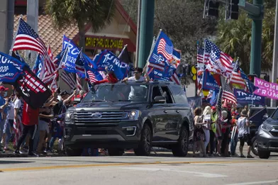 Donald Trump a salué ses fans rassemblés à Palm Beach, en Floride, le 15 février 2021.