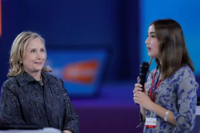 Hillary Clinton et Julieta Martinez, une activiste chilienne au&quot;Forum génération égalité&quot;, à Paris, le 30 juin