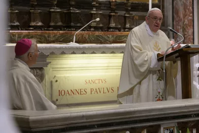 Le pape François a célébré à l'aubeune messe privée à l'occasion du centenaire de la naissance du défunt pape Jean Paul II.