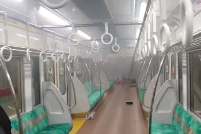La fumée dans le train, après l'incendie démarré par le suspect.