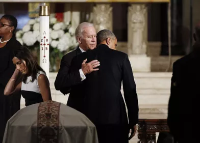 Barack Obama et son vice-président à l'enterrement de Beau, le fils de Joe Biden, le 6 juin 2015.