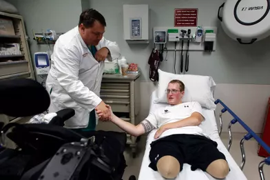 Des soins permanents sont nécessaires pour le soldat. Il est ici pris en charge par leBrooke Army Medical Center de San Antonio.