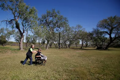 Pam, sa mère, est toujours derrière son fiston. Ils vivent dans un ranch à San Antonio, au Texas.
