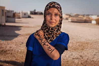  Huda, qui vit maintenant dans le camp de réfugiés de Zaatari dans le nord de la Jordanie, a 11 ans. Elle était avec sa famille à l'exérieur de leur maison en Syrie quand une bombe a frappé. Elle a été la seule blessée. La famille a dû se cacher pendant plusieurs heures et n'a pu la transporter à l'hôpital pendant près de deux jours.La matière préférée de Huda à l'école est l'arabe. Huda, who now lives in Zaatari refugee camp in northern Jordan, is 11. She was with her family outside their house in Syria when a bomb hit. She was the only one hurt. The family had to hide for many hours and could not get to a hospital for nearly two days.Huda's favorite subject in school is Arabic.