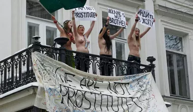 Le 18 janvier, le FEMEN a dénoncé «l’insulte» faite aux ukrainiennes. «Nous ne sommes pas des prostituées» clament-elles du balcon situé en face du domicile de l’ambassadeur indien à Kiev. En effet, les autorités indiennes ont décidé de restreindre le nombre de visas accordés aux jeunes ukrainiennes afin d’endiguer la prostitution. La police a arrêté les quatre jeunes femmes.