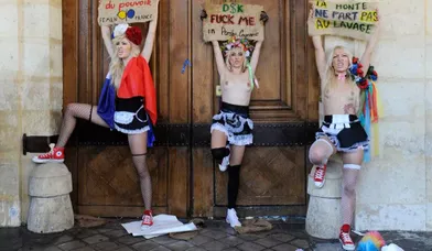 «Baise-moi dans ta Porsche Cayenne» peut-on lire sur la pancarte de l’une des trois activistes du Femen habillées en femmes de chambre. Le 31 octobre, le groupe de contestation a investi la Place des Vosges afin de dénoncer les actes de l’ancien directeur du FMI.