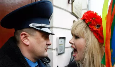 La fondatrice de l’organisation, Anna Hutsol explique avoir lancé FEMEN en 2008 pour défendre la démocratie et parce que l’Ukraine manquait de militantes pour défendre les droits des femmes.