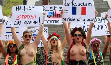 «Le fascisme ne reviendra pas», est inscrit en plusieurs langues sur les pancartes. Lors de la journée internationale de la libération des camps de concentration nazis, le 11 avril à Kiev, les féministes étaient présentes.