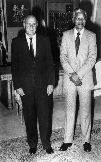 Le président Frederik De Klerk reçoit Nelson Mandela dans sa résidence du Cap en février 1990, deux jours avant sa libération.