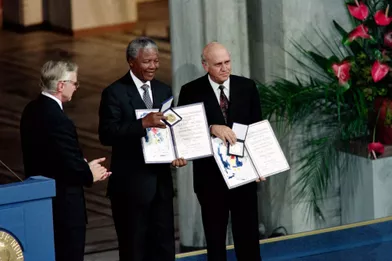 Nelson Mandela et Frederik De Klerk le 9 décembre 1993 à Oslo, lors de la remise de leur prix Nobel de la paix conjoint.