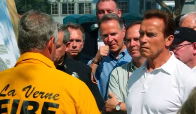Le gouverneur Arnold Schwarzenegger a fait un point presse avec Mike Dietrich du Service national des forêts.