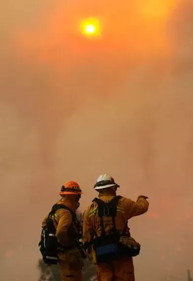 Plus de 2 500 pompiers sont mobilisés, dont certains sont arrivés en renfort du Wyoming ou du Montana.