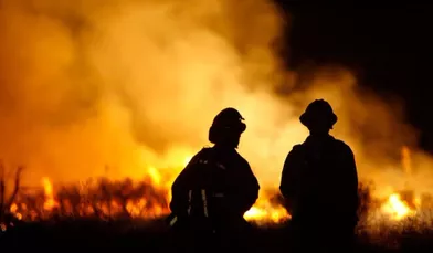 Deux sapeurs-pompiers sont morts dimanche après-midi, en luttant contre ces flammes.