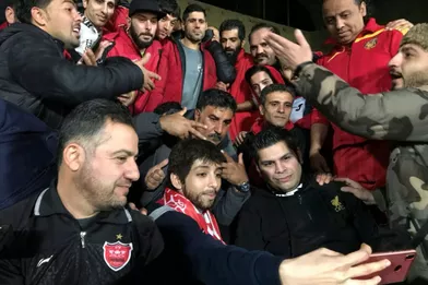 Avec son portable, Zeinab fait un selfie, entourée de supporteurs qui la soutiennent. Au stade Azadi de Téhéran, le 14 décembre 2018, où va jouer le Persépolis FC.