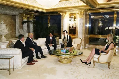 Le 18 novembre 2016, Ivanka participe à la rencontre entre son père, qui vient de gagner lélection, et Shinzo Abe, le Premier ministre du Japon (à la gauche de Donald Trump).