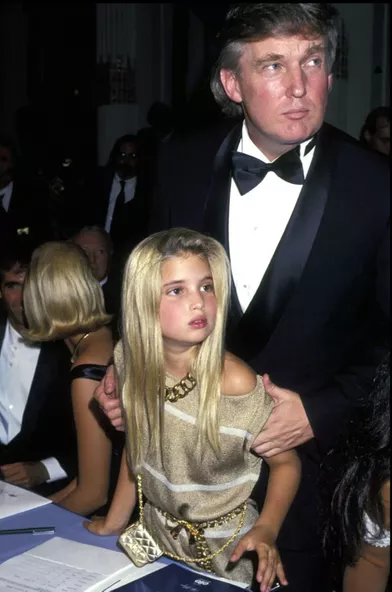 Sac Chanel et bijoux de grande : à 9 ans, Ivanka joue les mini-ladys aux côtés de son père, à l'hôtel Plaza, à New York.