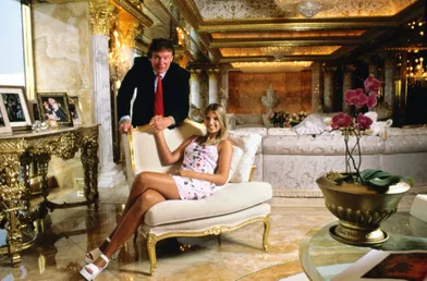 Avec son père, dans la Trump Tower, en 1996. Depuis son divorce, quatre ans auparavant, Donald Trump vit quelques étages plus bas. 